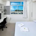 Studio na Avenida Atlantica com vista frontal para a praia do Leme para ate 3 pessoas
